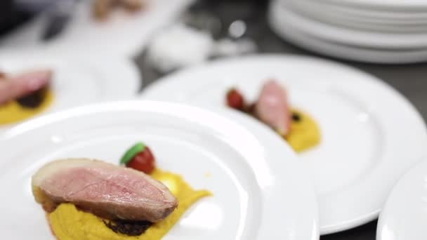Heerlijke Gastronomische Gerechten Met Gele Saus Witte Borden — Stockvideo
