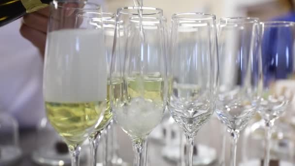 vue rapprochée, personne verser du champagne dans des verres
