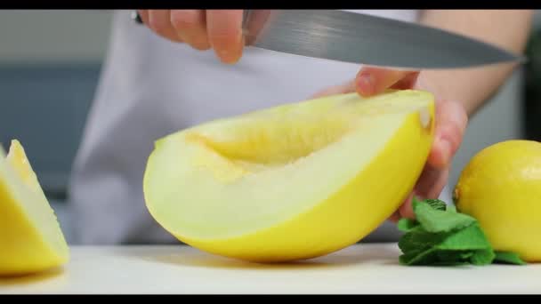 Chef Schneidet Melone Mit Messer Scheiben Nahaufnahme — Stockvideo