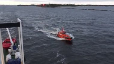 Motorlu gemi, akik akvaryumunun arkasında nehir suyunda ilerliyor.