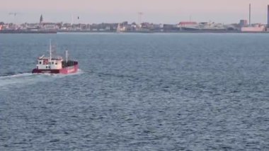 Yalnız römorkör limana karşı sakin mavi deniz suyu yelken açar.