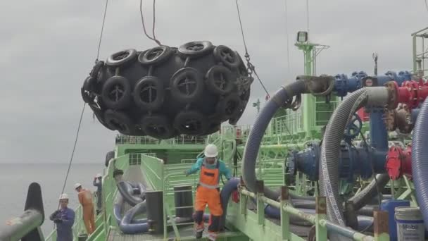 Tankschiff Onyx: Geschickte Arbeiter legen große schwarze Anlegeflächen an — Stockvideo