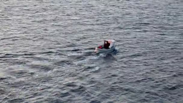 Vit pilot motorbåt segel längs lugnt gränslöst grått vatten — Stockvideo