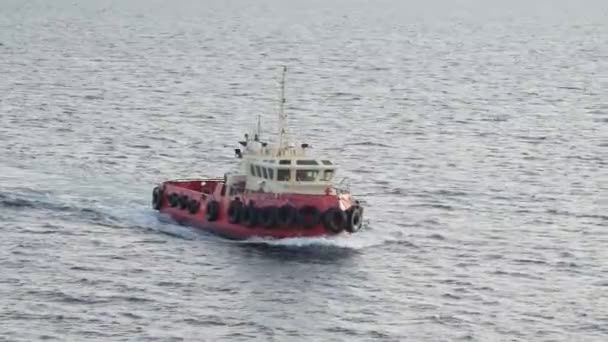 Roter Schlepper aus dem holländischen Hafen Skagen überquert Grauwasser — Stockvideo