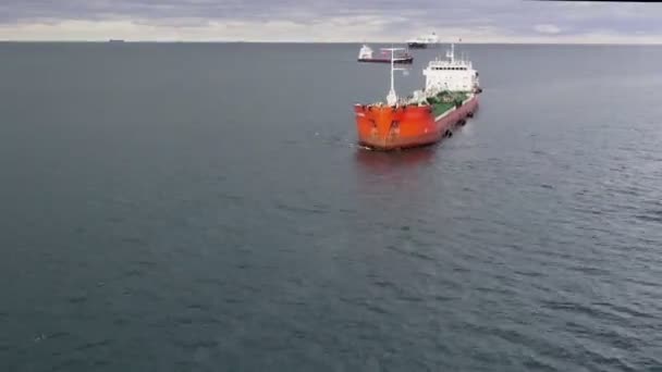 Schiff nähert sich Tanker, um Schiffskraftstoff im Zeitraffer zu empfangen — Stockvideo