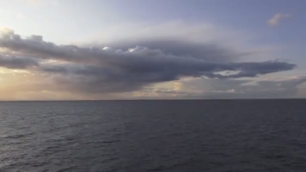 Θέα από το κατάστρωμα του πλοίου κατά τη ρύθμιση του ήλιου πάνω από τον ωκεανό timelapse — Αρχείο Βίντεο