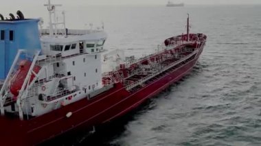 Yakıt tüketiminden sonra gemi tankerden uzaklaşıyor