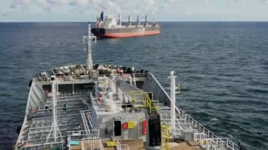 Petrol tankeri mavi deniz zaman tünelinde saklanmak için gemiye yelken açıyor.