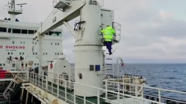 Lostromo, vinç kabininden denizdeki petrol tankerine çıkıyor.