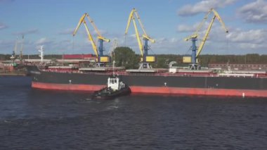 Römorkör güneşli bir günde vinçlerle hızlı bir tanker yapar.