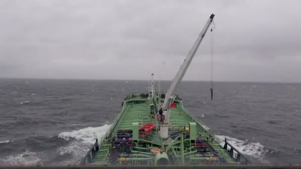 Tripulación elimina el auge de la grúa durante la navegación en el mar ondulante — Vídeos de Stock