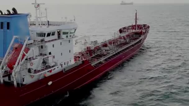 Корабель віддаляється від танкеру після отримання паузи часу. — стокове відео