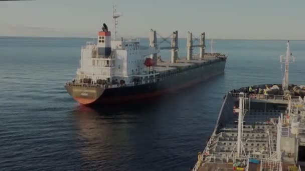 Barco cisterna navega en el océano tranquilo acercándose buque de carga lapso de tiempo — Vídeos de Stock