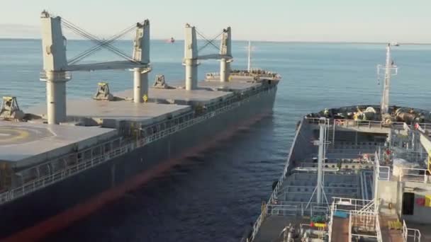 Tanker zeilt in zee naderend cliëntschip verval — Stockvideo