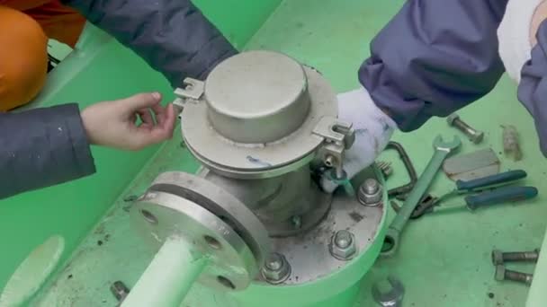 Vessel mechanics fix stationary tank washer tightening bolts — Stockvideo