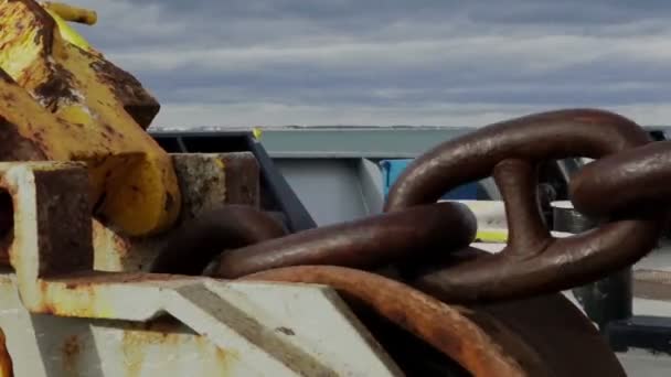 デンマークの港でメカニズムを使って鎖を下げる船アンカー — ストック動画