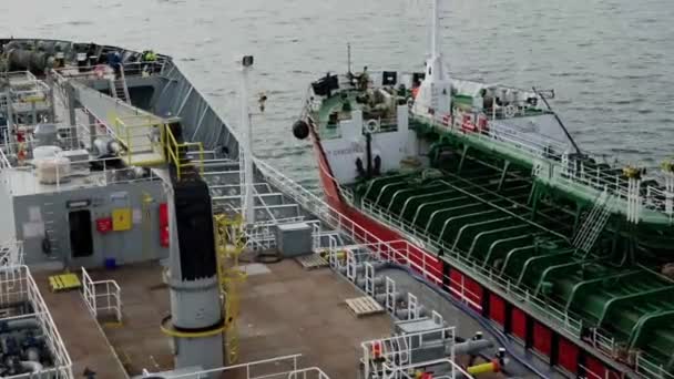 Tanker approaches and moors to tank vessel on sea timelapse — Stockvideo