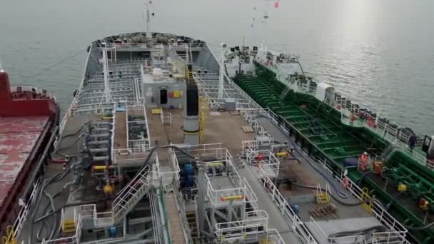 停泊在港口路边的船舶停泊在油轮上加油 — 图库视频影像