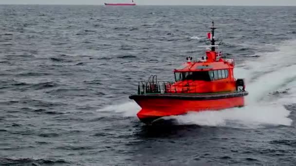 Lotsenboot segelt in Hafenstraßen gegen grauen Himmel — Stockvideo