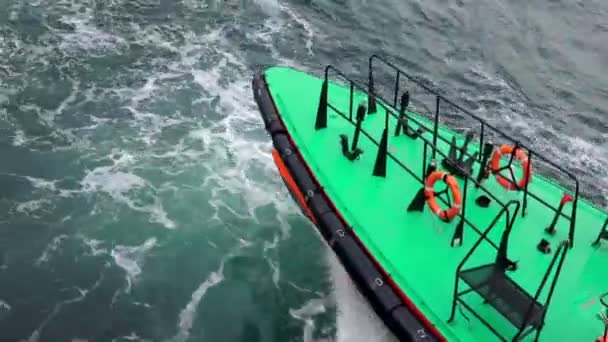 Deck verde de barco piloto navegando ao longo das ondas do mar em estradas — Vídeo de Stock