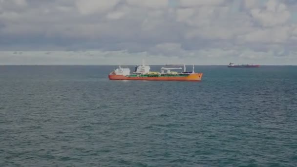 Ropný tanker kotvící v dánských silnicích voda proti zatažené obloze — Stock video