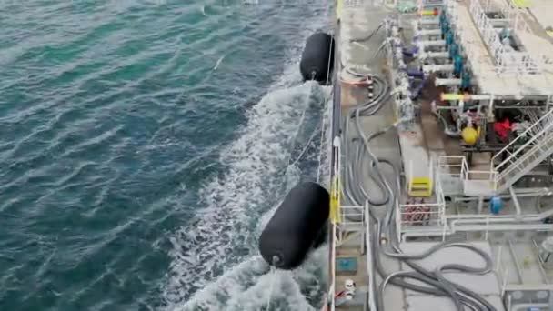 装有漂浮系泊护舷的油轮在蔚蓝的海面上航行 — 图库视频影像