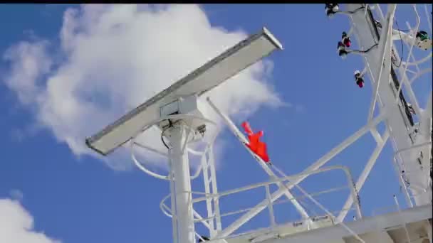 Bandera roja como señal de peligro obras de bunkering en petrolero — Vídeo de stock