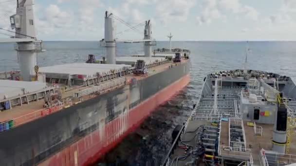Oil tanker moors to ship for bunkering in sea timelapse — Stockvideo