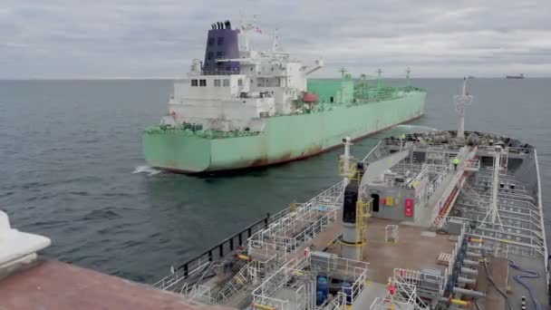 Timelapse tanker vaart naar schip voor bunkering onder grijze lucht — Stockvideo