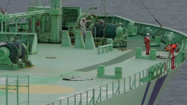 Los marineros del barco del cliente toman las cuerdas de amarre del petrolero timelapse — Vídeo de stock