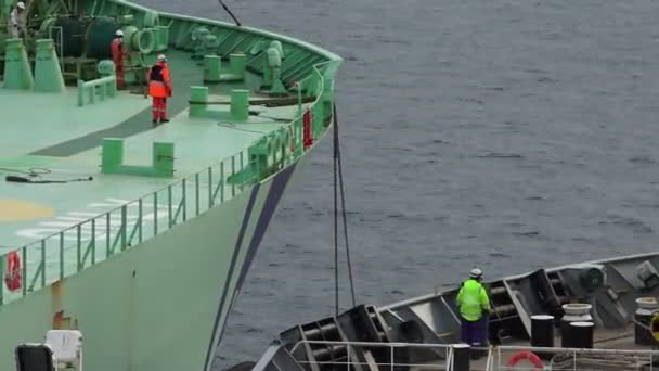 Námořníci se ukotvení lana z bunkering tanker timelapse — Stock video