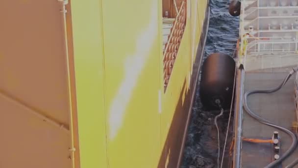 Duże błotniki między statkami cumowniczymi na otwartym morzu — Wideo stockowe