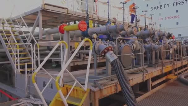 Station de soutage fonctionne sur pétrolier navire client de pompage — Video
