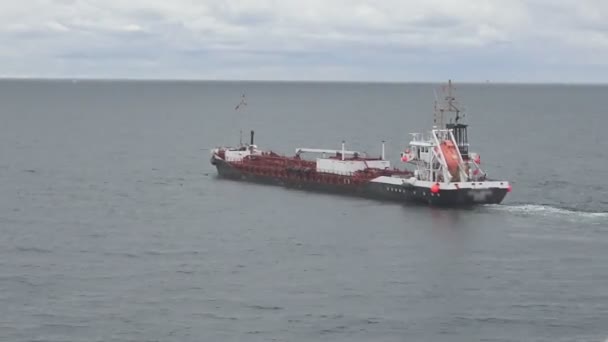 Gran petrolero con velas de combustible a lo largo de la calma timelapse mar — Vídeos de Stock