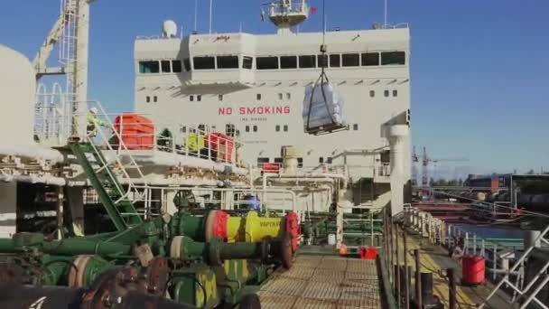 Погрузка пищевых продуктов на танкер в гавани под чистым небом — стоковое видео