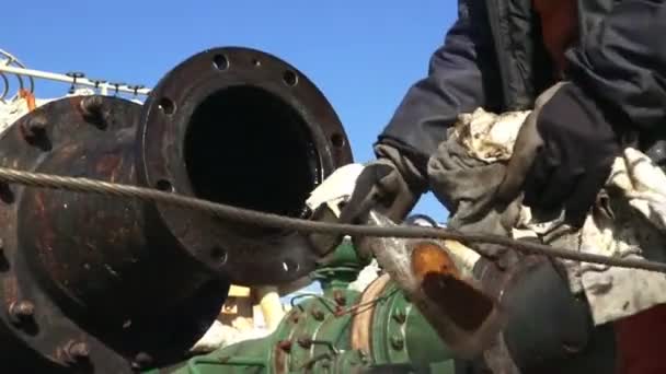 Pumpman limpia el cuello del medidor de combustible para conectar en primer plano del petrolero — Vídeo de stock