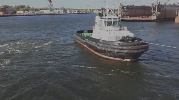 Remolcador desembarca barco desde puerto tranquilo cerca de gran ciudad — Vídeos de Stock