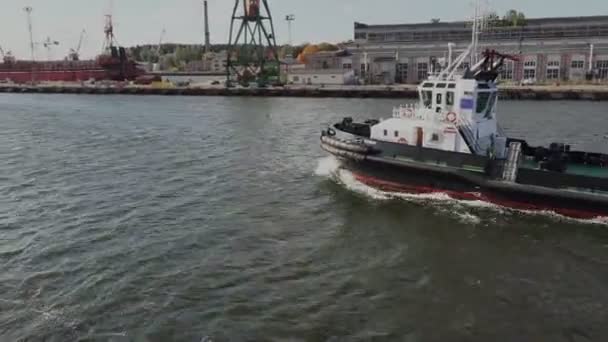 Remolcador navega a lo largo del puerto a la estación de amarre amarre — Vídeos de Stock