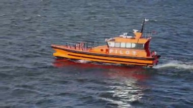 Kılavuz gemi güneşli bir günde limandaki sakin deniz boyunca yol alır.