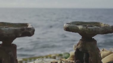 Petrol tankerinin paslı kontrol valfleri denizde yakın planda seyrediyor.