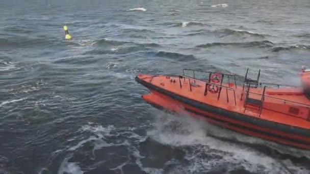 Πιλοτικό πλοίο πλέει σε θαλασσινό νερό στο λιμάνι με τα κύματα closeup — Αρχείο Βίντεο