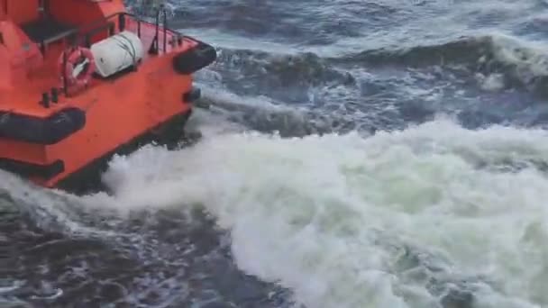 Popa de barco-piloto velejando com traço espumoso no porto marítimo — Vídeo de Stock