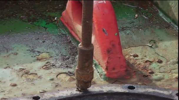 タンカー油タンクにスパナーを付けた貨物タンクハッチのねじれピン — ストック動画