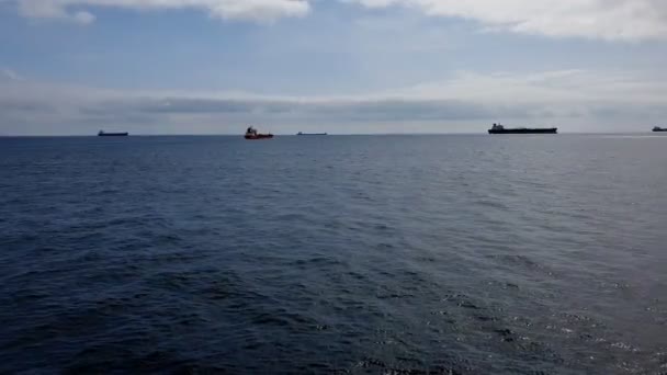 Petroleros y buques a la deriva en la incursión en el puerto danés de Skagen — Vídeo de stock