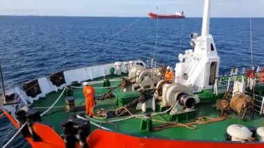 Denizciler denizlere halat bağlayıp tankerle saldırıyorlar.