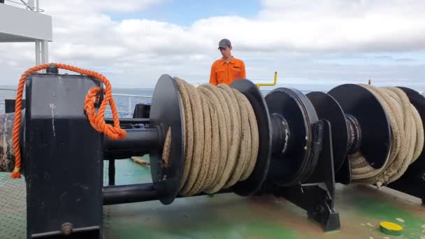 Монітори моряка швартують кінцеву обмотку на великій котушці палуби — стокове відео