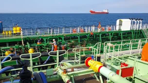 Lavoratori navali impostare tubi bunkeraggio contro petroliera in incursione — Video Stock