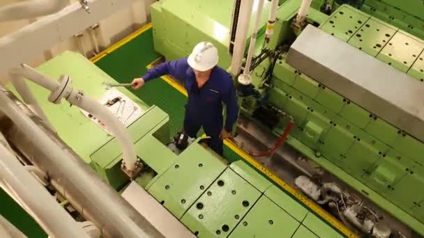 Segundo engenheiro corrige e ajusta a visão do equipamento de cima — Vídeo de Stock