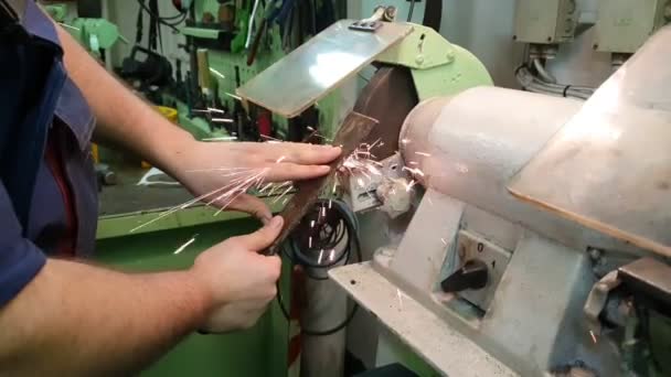 Ingenieurhände arbeiten an Schleifmaschine mit Funkenflug — Stockvideo