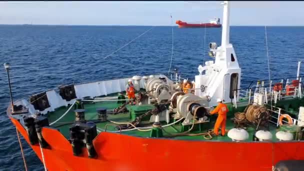 Sailors unwind mooring ends against tanker drifting on raid — Stok video